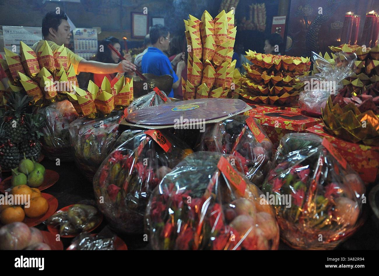 10 febbraio 2013 - migliaia di confuciani cinesi hanno partecipato a una preghiera insieme commemorata serpente d'acqua Capodanno lunare cinese 2564 a Hong San Ko Tee Temple Surabaya, Indonesia a mezzanotte. (Immagine di credito: © Robertus Pudyanto/ZUMAPRESS.com) Foto Stock