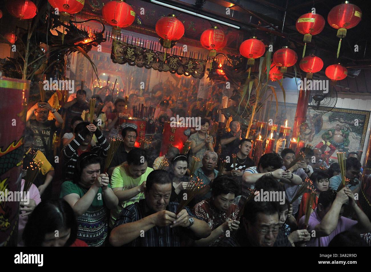 10 febbraio 2013 - migliaia di confuciani cinesi hanno partecipato a una preghiera insieme commemorata serpente d'acqua Capodanno lunare cinese 2564 a Hong San Ko Tee Temple Surabaya, Indonesia a mezzanotte. (Immagine di credito: © Robertus Pudyanto/ZUMAPRESS.com) Foto Stock