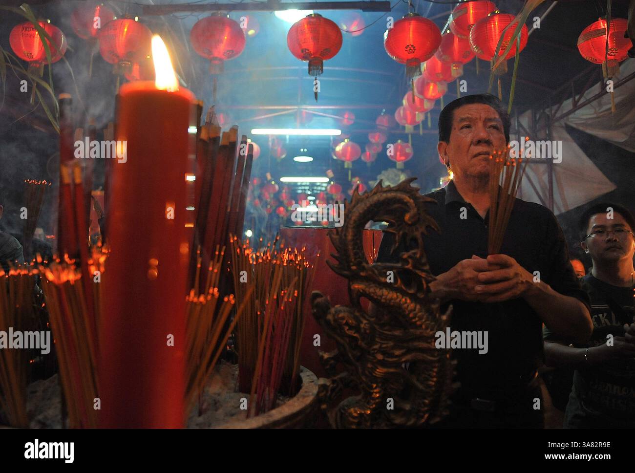 10 febbraio 2013 - migliaia di confuciani cinesi hanno partecipato a una preghiera insieme commemorata serpente d'acqua Capodanno lunare cinese 2564 a Hong San Ko Tee Temple Surabaya, Indonesia a mezzanotte. (Immagine di credito: © Robertus Pudyanto/ZUMAPRESS.com) Foto Stock