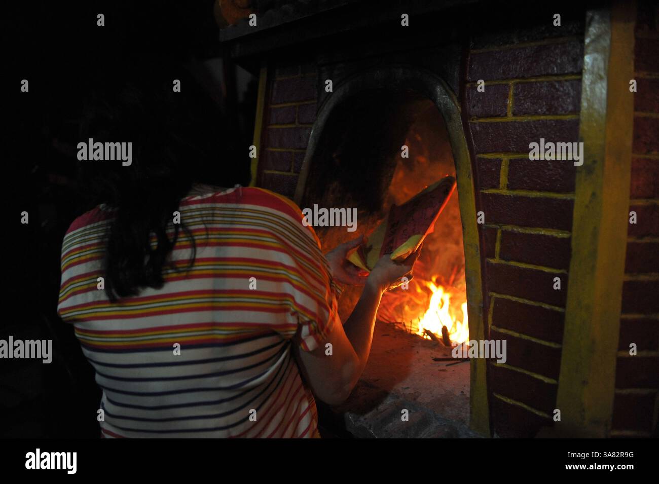 10 febbraio 2013 - migliaia di confuciani cinesi hanno partecipato a una preghiera insieme commemorata serpente d'acqua Capodanno lunare cinese 2564 a Hong San Ko Tee Temple Surabaya, Indonesia a mezzanotte. (Immagine di credito: © Robertus Pudyanto/ZUMAPRESS.com) Foto Stock