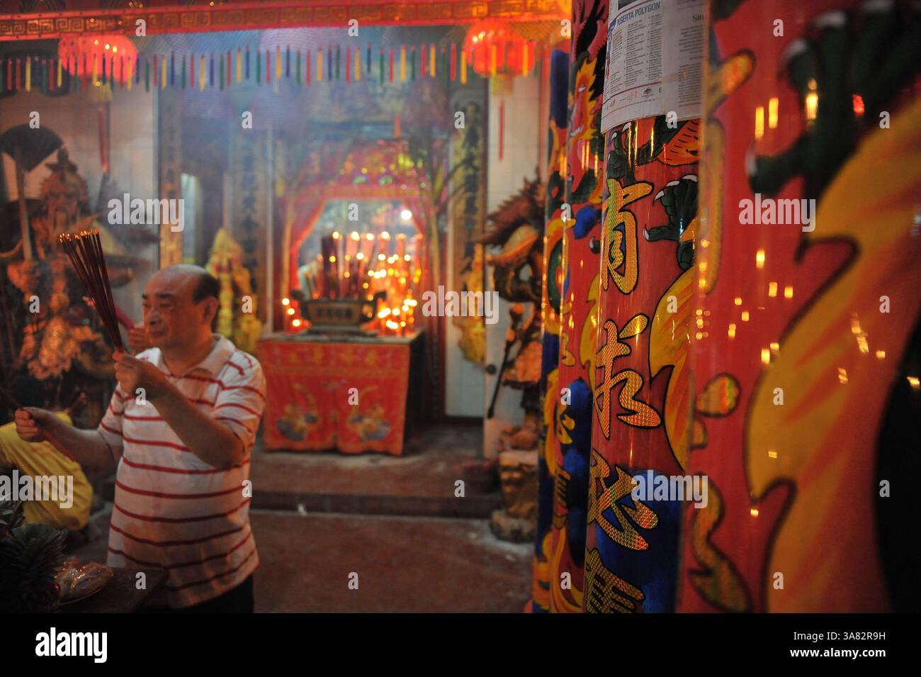 10 febbraio 2013 - migliaia di confuciani cinesi hanno partecipato a una preghiera insieme commemorata serpente d'acqua Capodanno lunare cinese 2564 a Hong San Ko Tee Temple Surabaya, Indonesia a mezzanotte. (Immagine di credito: © Robertus Pudyanto/ZUMAPRESS.com) Foto Stock