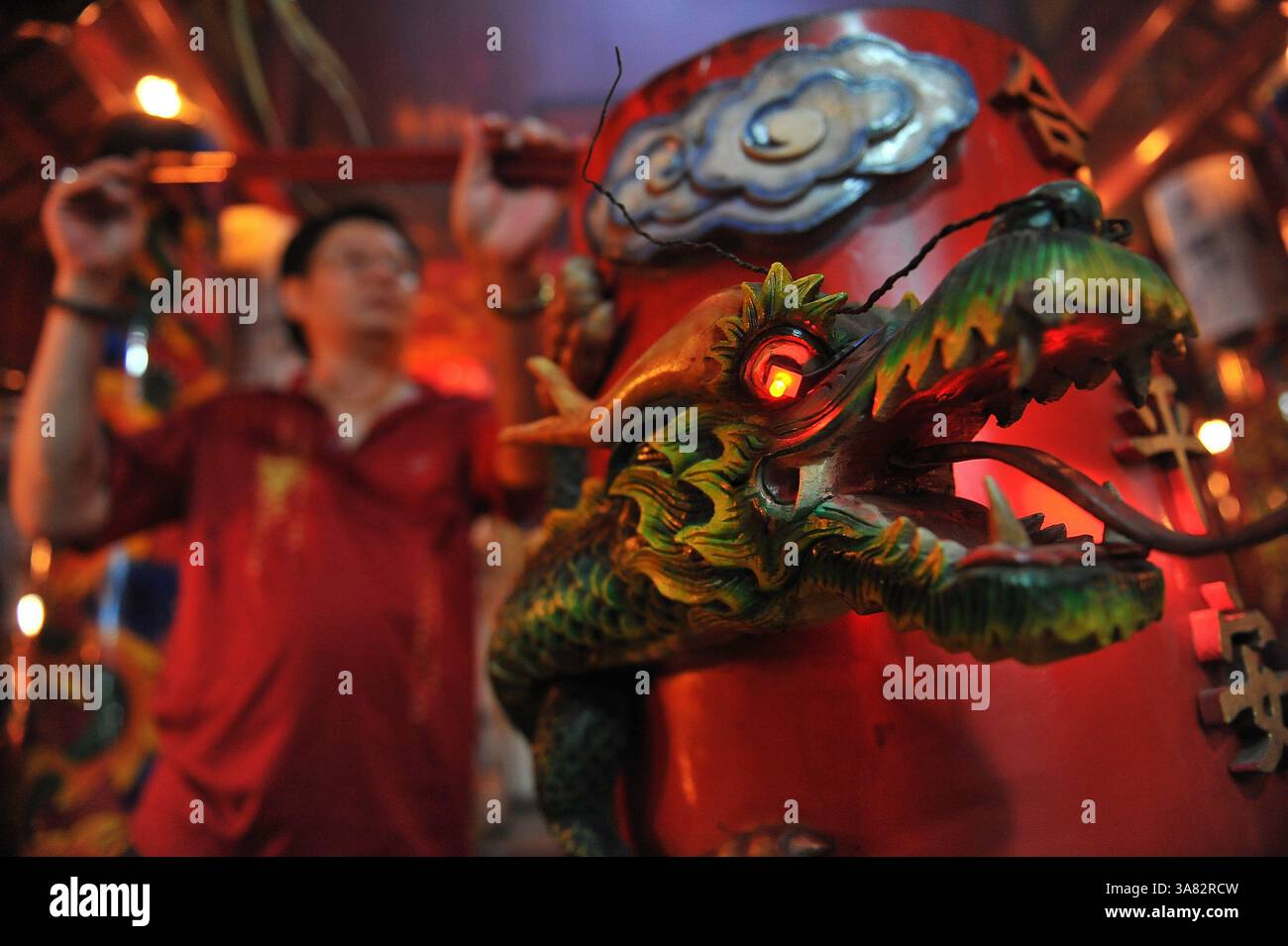 10 febbraio 2013 - migliaia di confuciani cinesi hanno partecipato a una preghiera insieme commemorata serpente d'acqua Capodanno lunare cinese 2564 a Hong San Ko Tee Temple Surabaya, Indonesia a mezzanotte. (Immagine di credito: © Robertus Pudyanto/ZUMAPRESS.com) Foto Stock