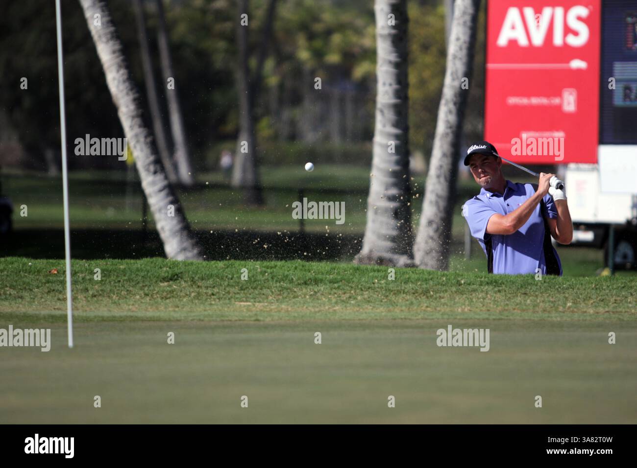 13 gennaio 2013 - Honolulu, HI, USA - 13 gennaio 2013: Marc Leishman esce dal bunker alla nona buca del Sony Open al Waialae Country Club di Honolulu, HI. (Immagine di credito: © Andrew Lee/Cal Sport Media/ZUMAPRESS.com) Foto Stock