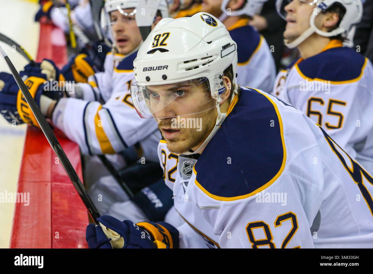 5 marzo 2013 - Raleigh, North Carolina, U. S - Buffalo Sabre MARCUS FOLIGNO (82) durante la partita della NHL tra Buffalo Sabres e Carolina Hurricanes alla PNC Arena. I Carolina Hurrircanes sconfissero i Buffalo Sabres 4-3. (Immagine di credito: © Andy Martin Jr./ZUMAPRESS.com) Foto Stock