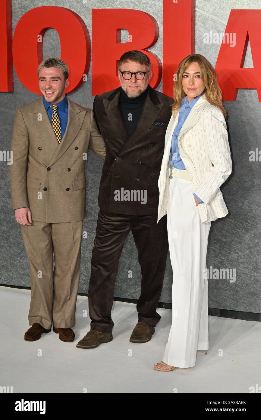 Harleston, Regno Unito. 27 marzo 2025. Londra, Regno Unito - 27 marzo 2025 Rocco Ritchie, Guy Ritchie e Jacqui Ainsley alla prima inglese di MobLand a Odeon Luxe Leicester Square, Londra, Inghilterra il 27 marzo 2025. CAP/JOR © JOR/Capital Pictures credito: Capital Pictures/Alamy Live News Foto Stock