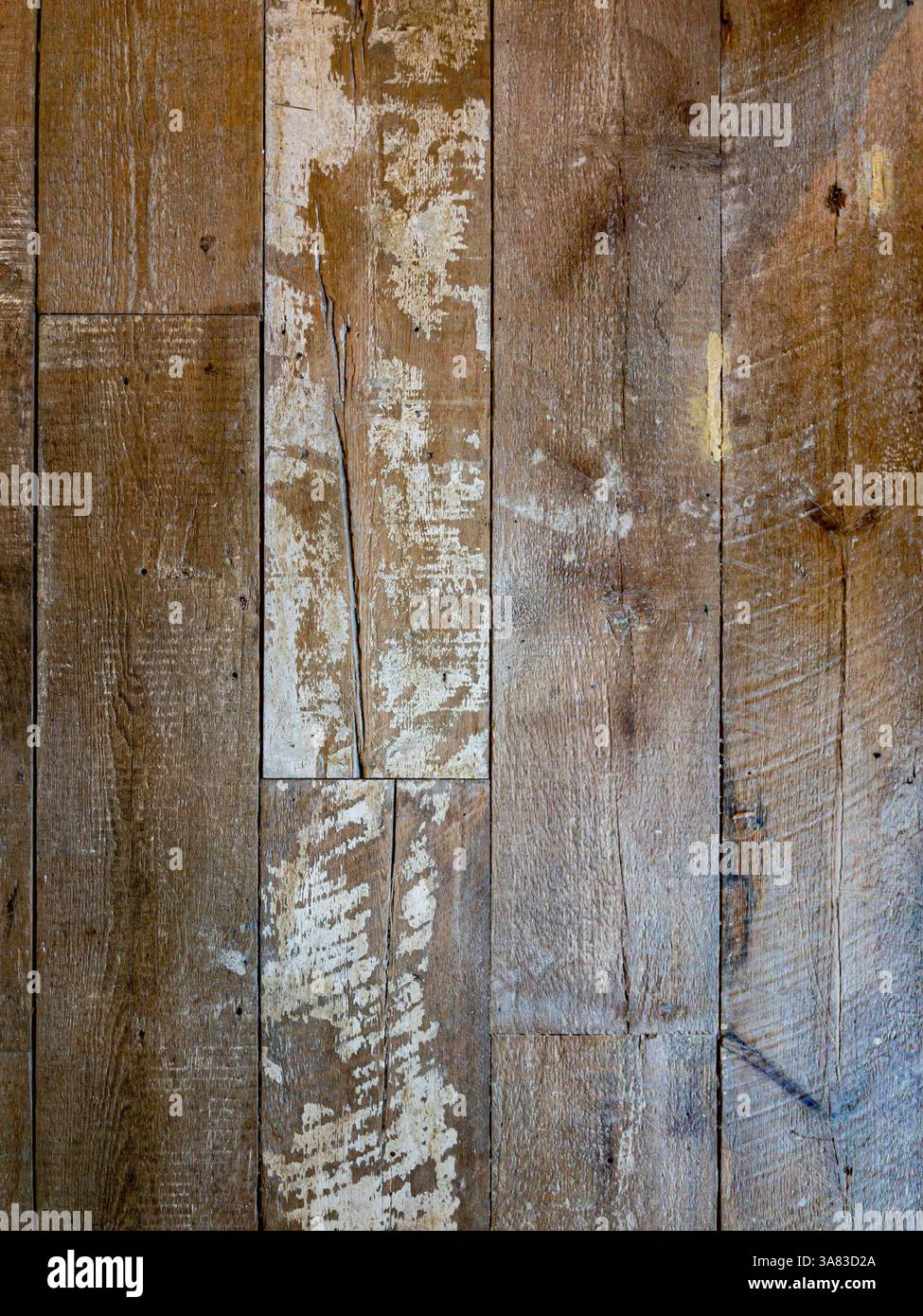 Vista dall'alto verso il basso di un pavimento in legno angosciato recuperato che mostra grana naturale e carattere rustico. Foto Stock