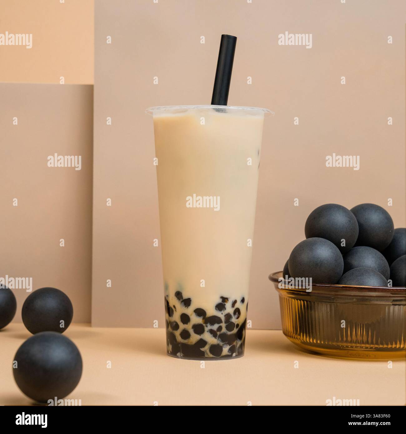 Bollicine tea con perle di tapioca nere in un'estetica beige Foto Stock