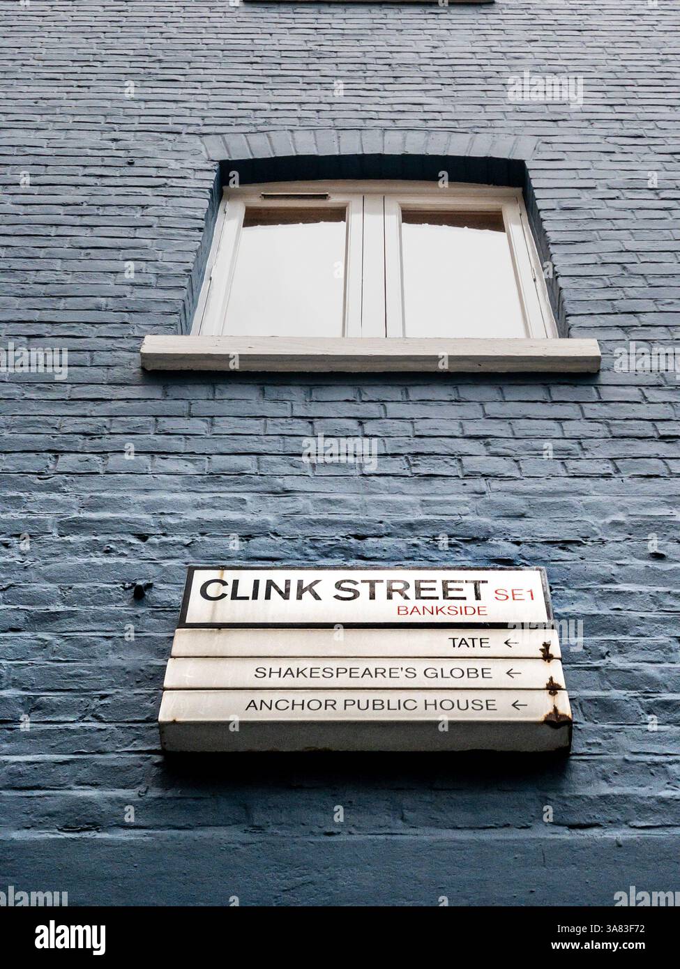 Facciata in mattoni dipinta di blu di Winchester Wharf, vista da Clink Street a Londra. REGNO UNITO Foto Stock