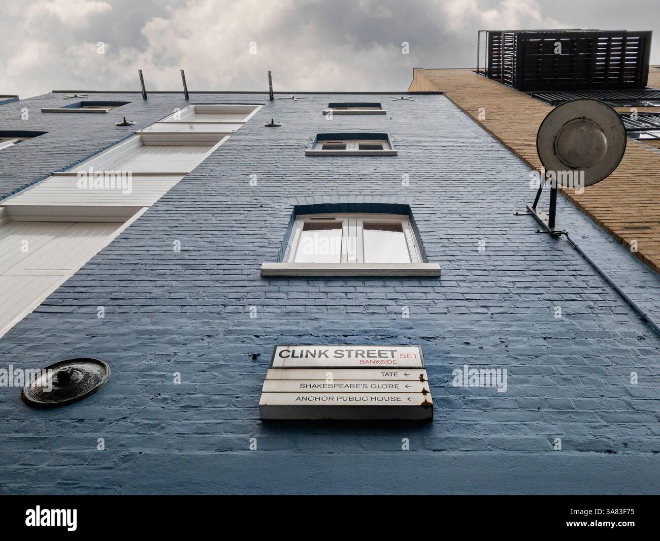 Facciata in mattoni dipinta di blu di Winchester Wharf, vista da Clink Street a Londra. REGNO UNITO Foto Stock