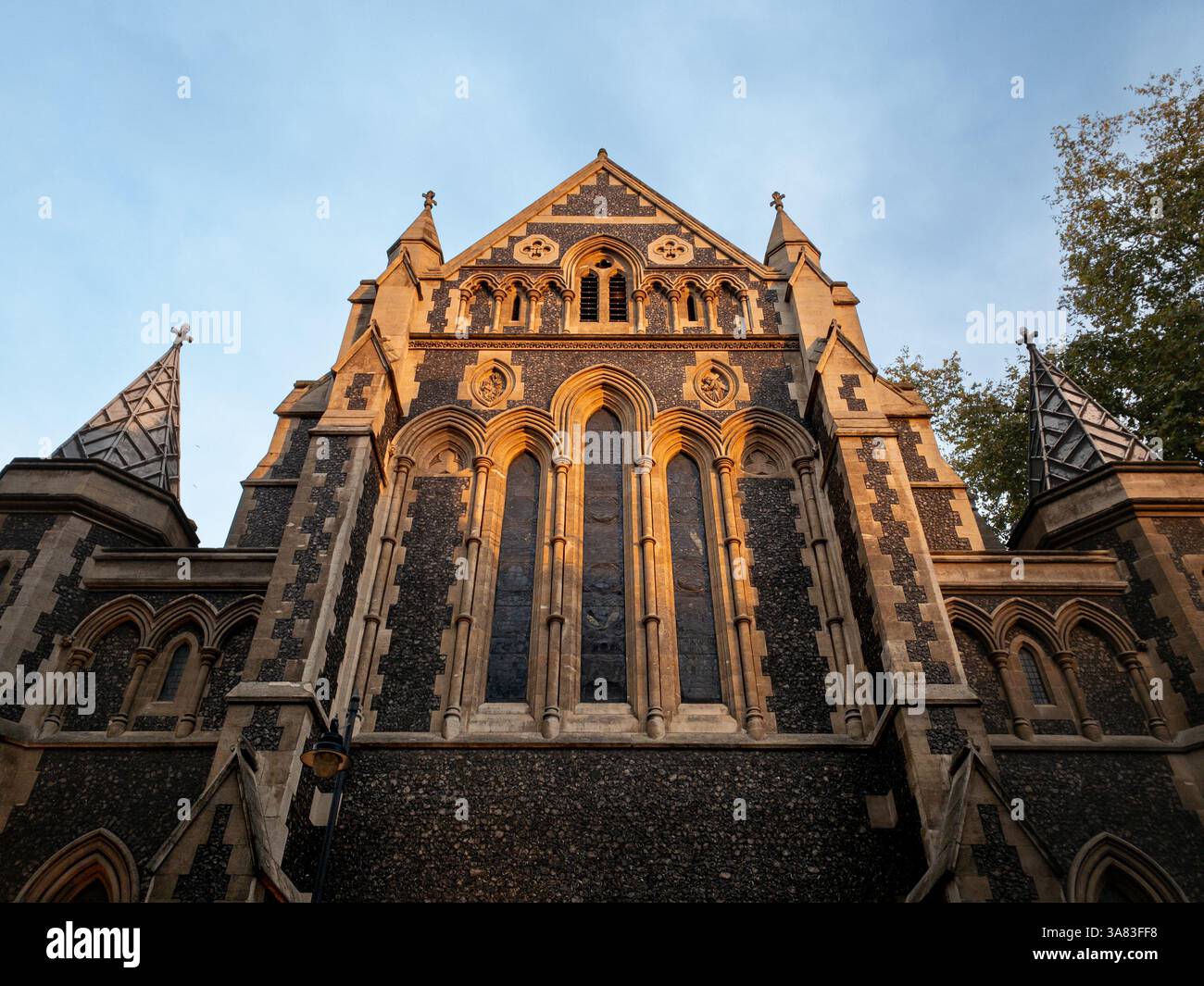 Facciata ovest della Cattedrale di Southwark, parzialmente illuminata dal sole, con pietra di Bath dorata che contrasta con i toni scuri della pietra di ragno Kentish. REGNO UNITO Foto Stock
