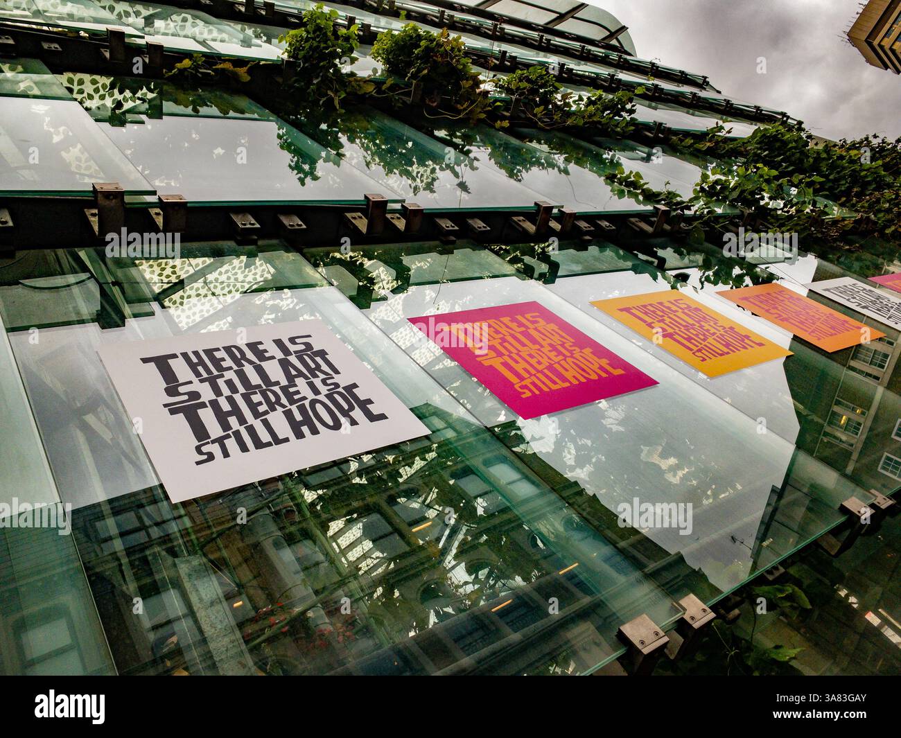 Poster con le parole “c’è ancora arte, c’è ancora speranza” di Bob e Roberta Smith esposto sull’esterno smaltato del Borough Market di Londra. Foto Stock