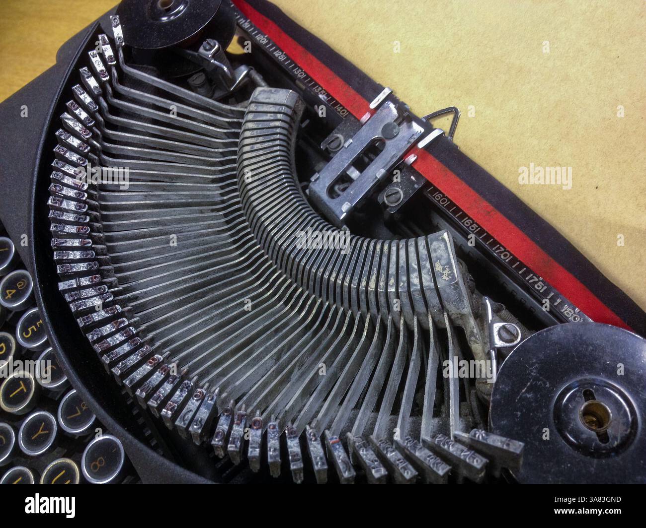 Primo piano di tipografie d'epoca e nastro rosso e nero con un foglio di carta bianco. Foto Stock