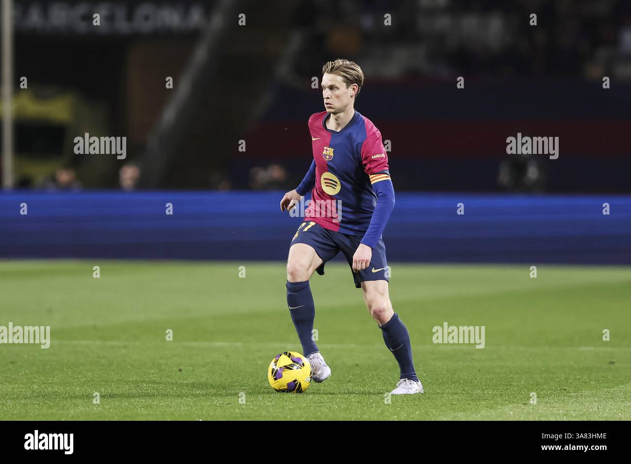 Frenkie de Jong del FC Barcelona durante la partita di calcio della Liga spagnola tra FC Barcelona e CA Osasuna il 27 marzo 2025 all'Estadi Olimpic Lluis Companys di Barcellona, Spagna Foto Stock