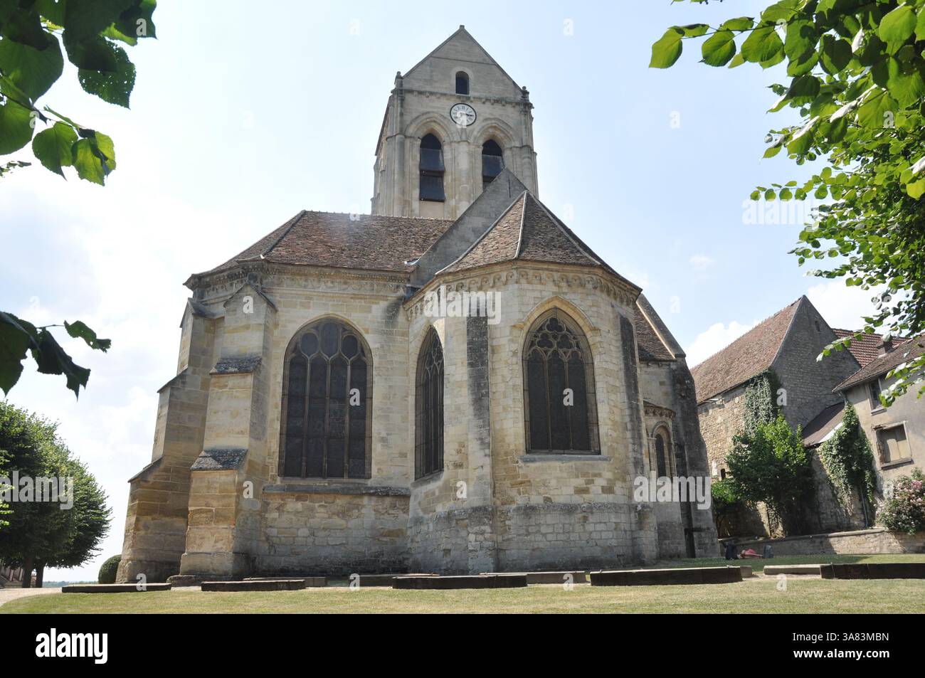 Vista della famosa chiesa dipinta da Van Gogh ad Auvers-sur-Oise, Francia Foto Stock