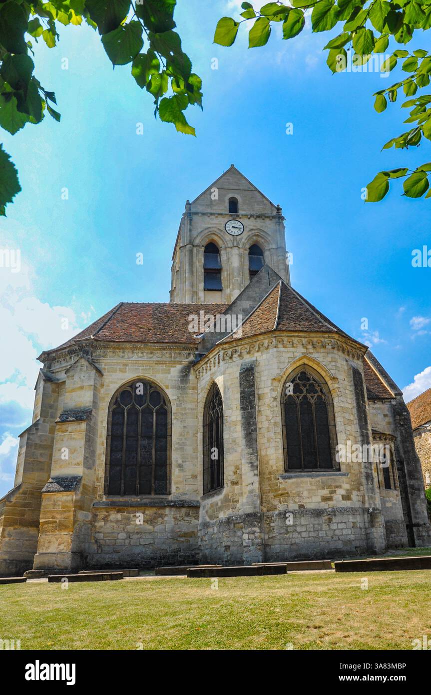 Vista della famosa chiesa dipinta da Van Gogh ad Auvers-sur-Oise, Francia Foto Stock