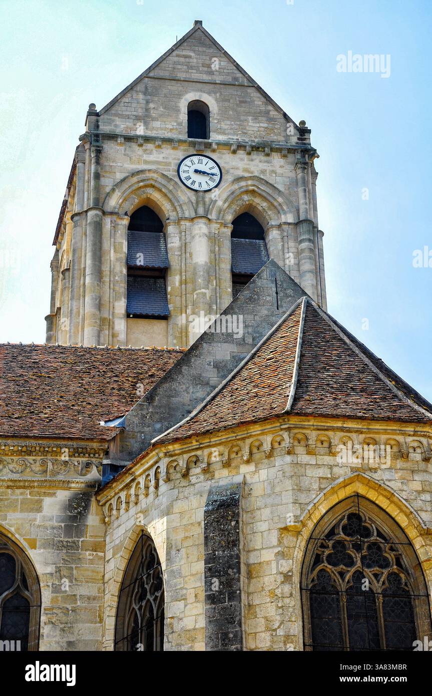 Vista della famosa chiesa dipinta da Van Gogh ad Auvers-sur-Oise, Francia Foto Stock