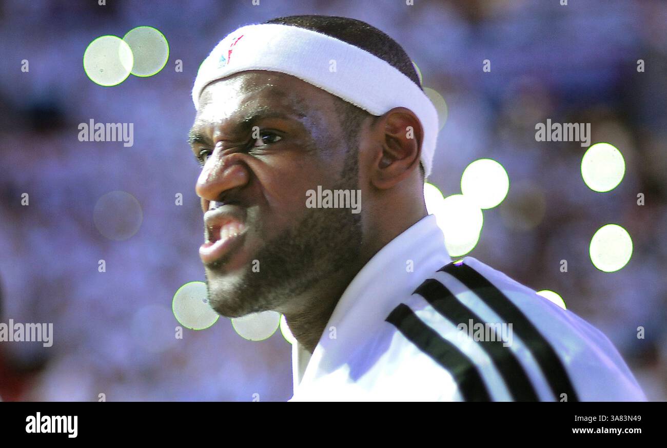 21 aprile 2013 - Miami, FL, USA - LeBron James snarls dei Miami Heat come inno nazionale si gioca in gara 1 dei playoff della Eastern Conference contro i Milwaukee Bucks all'AmericanAirlines Arena di Miami, Florida, domenica 21 aprile 2013. (Immagine di credito: © Robert Duyos/MCT/ZUMAPRESS.com) Foto Stock