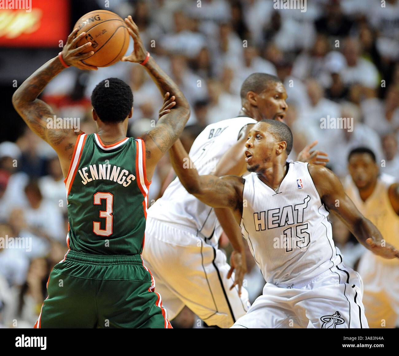 21 aprile 2013 - Miami, FL, USA - Mario Chalmers dei Miami Heat colpisce il braccio di Brandon Jennings dei Milwaukee Bucks in difesa durante l'azione del primo quarto di gara 1 dei playoff della Eastern Conference dell'NBA all'AmericanAirlines Arena di Miami, Florida, domenica 21 aprile 2013. (Immagine di credito: © Robert Duyos/MCT/ZUMAPRESS.com) Foto Stock