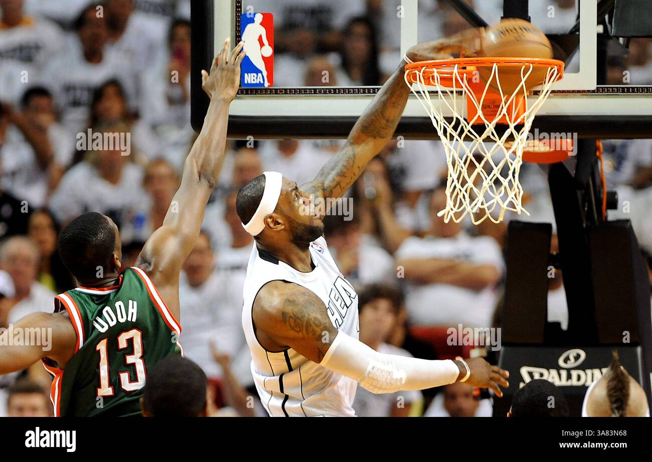 21 aprile 2013 - Miami, FL, USA - LeBron James dei Miami Heat batte Ekpe Udoh dei Milwaukee Bucks per un terzo quarto nella gara 1 dei playoff della Eastern Conference dell'NBA all'AmericanAirlines Arena di Miami, Florida, domenica 21 aprile 2013. (Immagine di credito: © Robert Duyos/MCT/ZUMAPRESS.com) Foto Stock