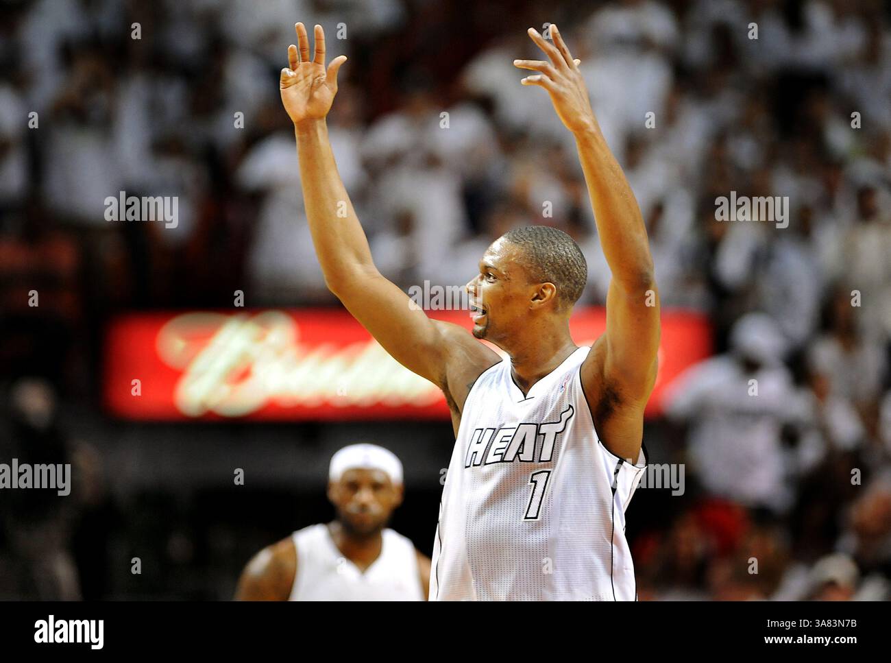 21 aprile 2013 - Miami, FL, USA - Chris Bosh di Miami fa salire la folla mentre gli Heat affrontano i Milwaukee Bucks in gara 1 dei playoff della Eastern Conference dell'NBA all'AmericanAirlines Arena di Miami, Florida, domenica 21 aprile 2013. (Immagine di credito: © Robert Duyos/MCT/ZUMAPRESS.com) Foto Stock