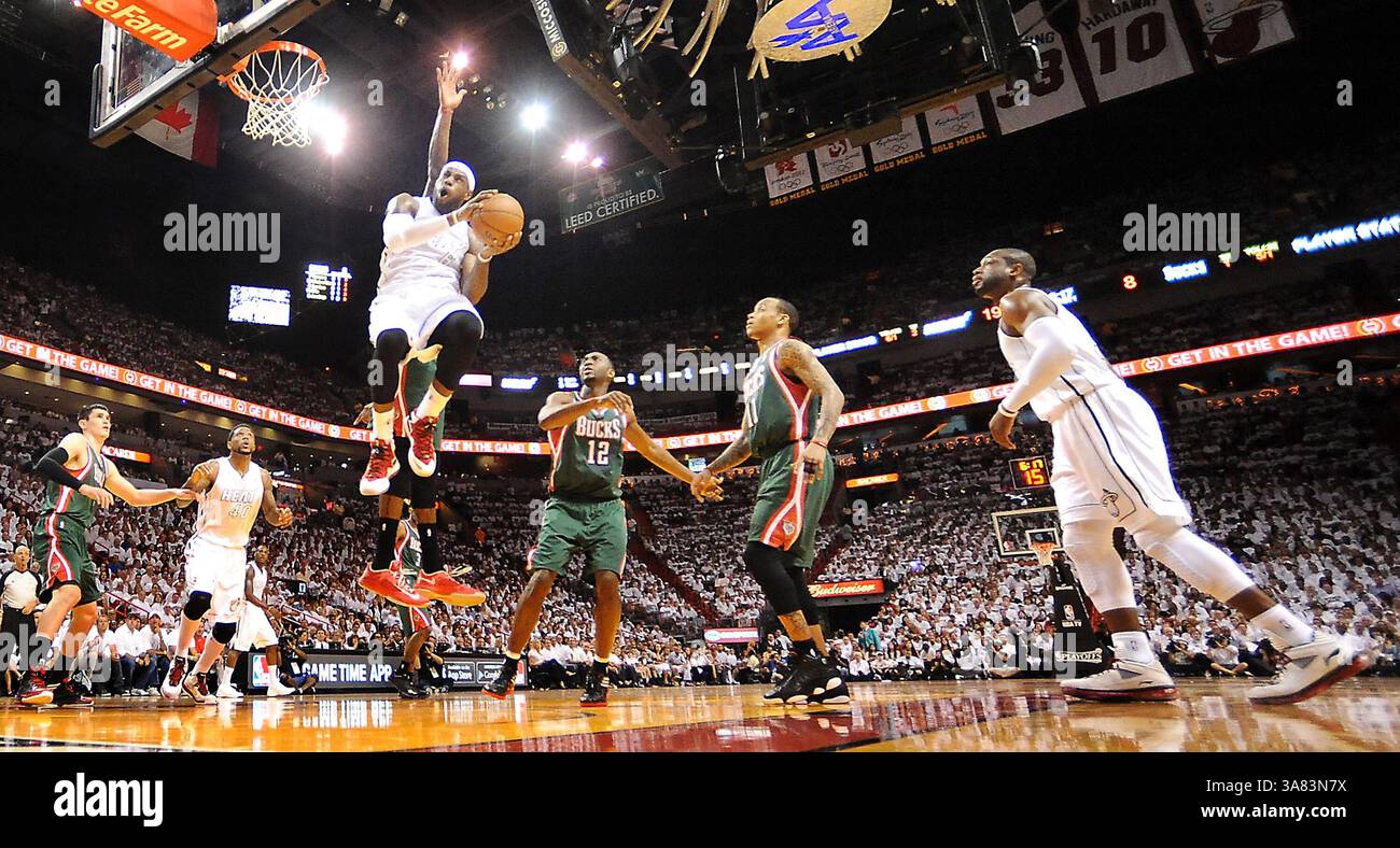 21 aprile 2013 - Miami, FL, USA - LeBron James dei Miami Heat arriva in volo in gara 1 dei playoff della Eastern Conference contro i Milwaukee Bucks all'AmericanAirlines Arena di Miami, Florida, domenica 21 aprile 2013. (Immagine di credito: © Robert Duyos/MCT/ZUMAPRESS.com) Foto Stock