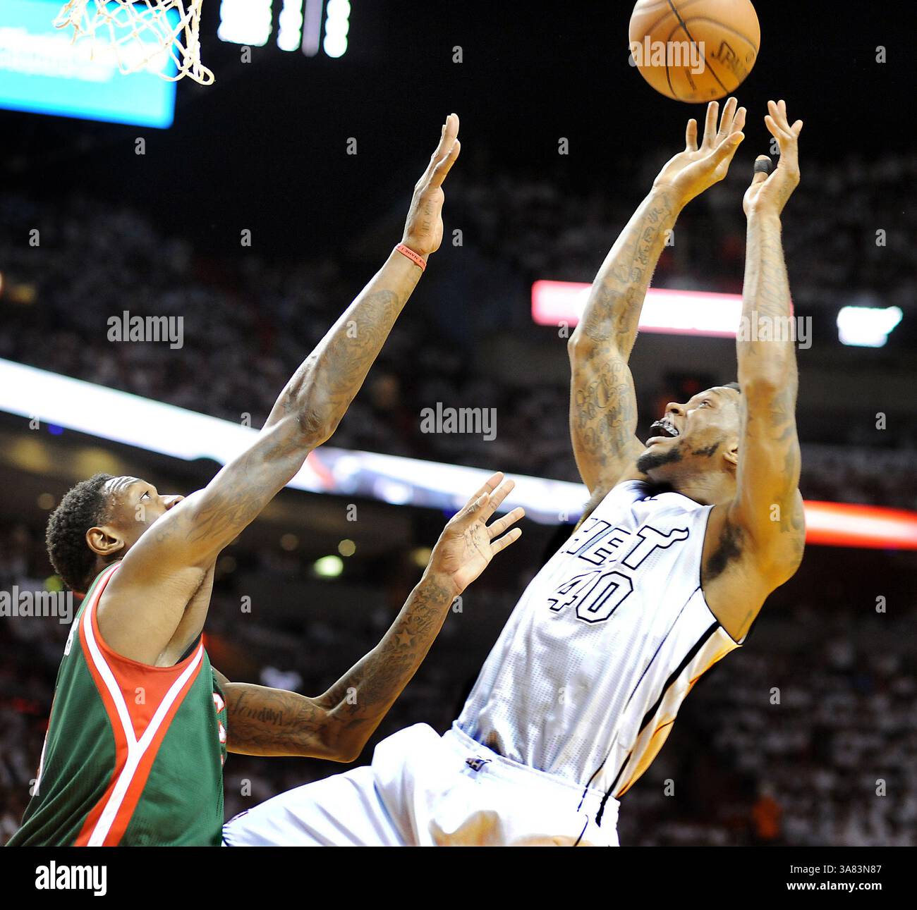 21 aprile 2013 - Miami, FL, USA - Udonis Haslem dei Miami Heat prende il colpo d'arresto mentre Larry Sanders dei Milwaukee Bucks difende in gara 1 dei playoff della Eastern Conference dell'NBA all'AmericanAirlines Arena di Miami, Florida, domenica 21 aprile 2013. (Immagine di credito: © Robert Duyos/MCT/ZUMAPRESS.com) Foto Stock
