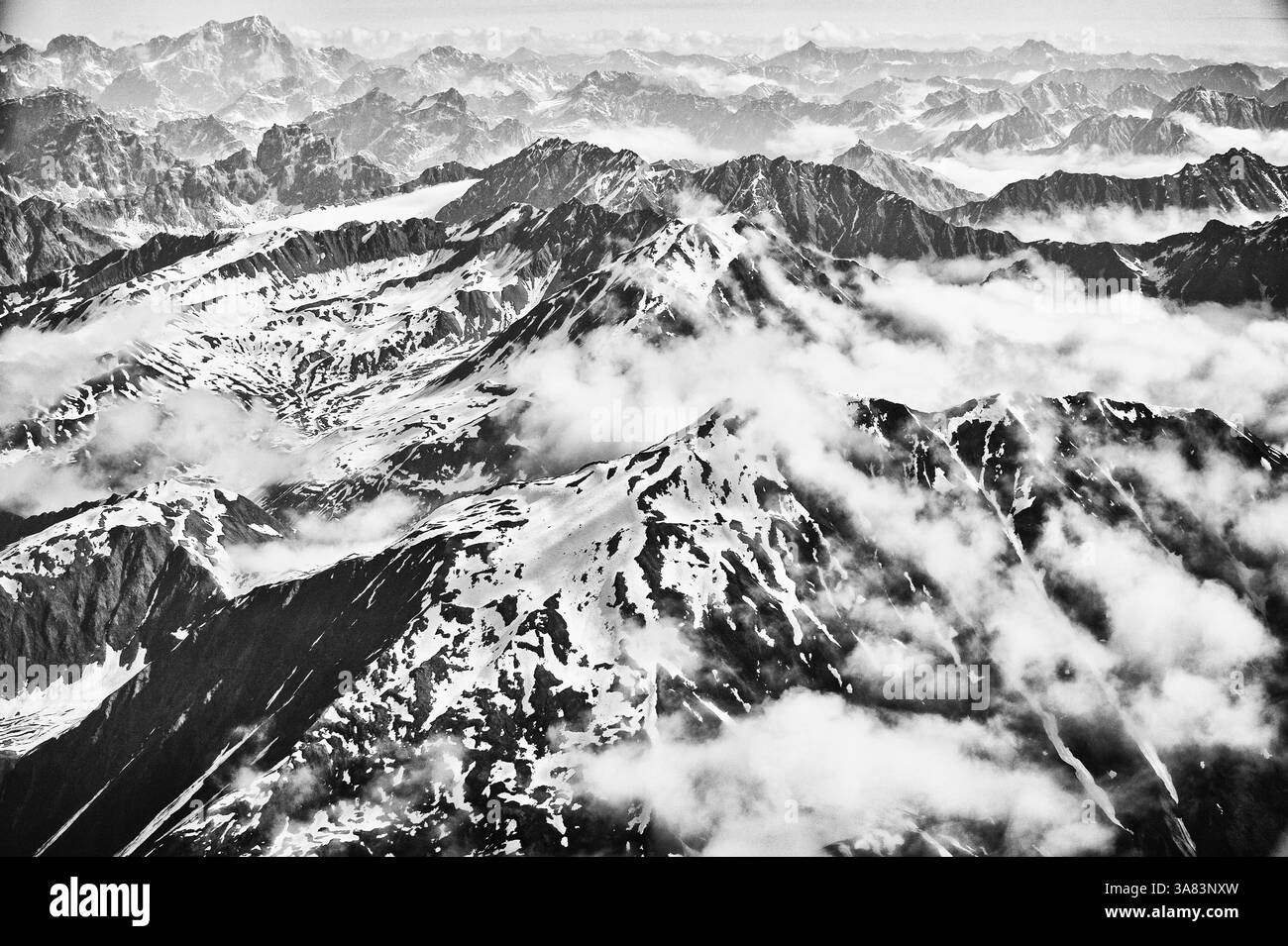 06 giugno 2011 - Chelatna Lake, Alaska, Stati Uniti - immagine in bianco e nero del Denali National Park, che guarda a est sulla catena montuosa dell'Alaska centrale. (Immagine di credito: © Janet Kotwas/ZUMAPRESS.com) Foto Stock