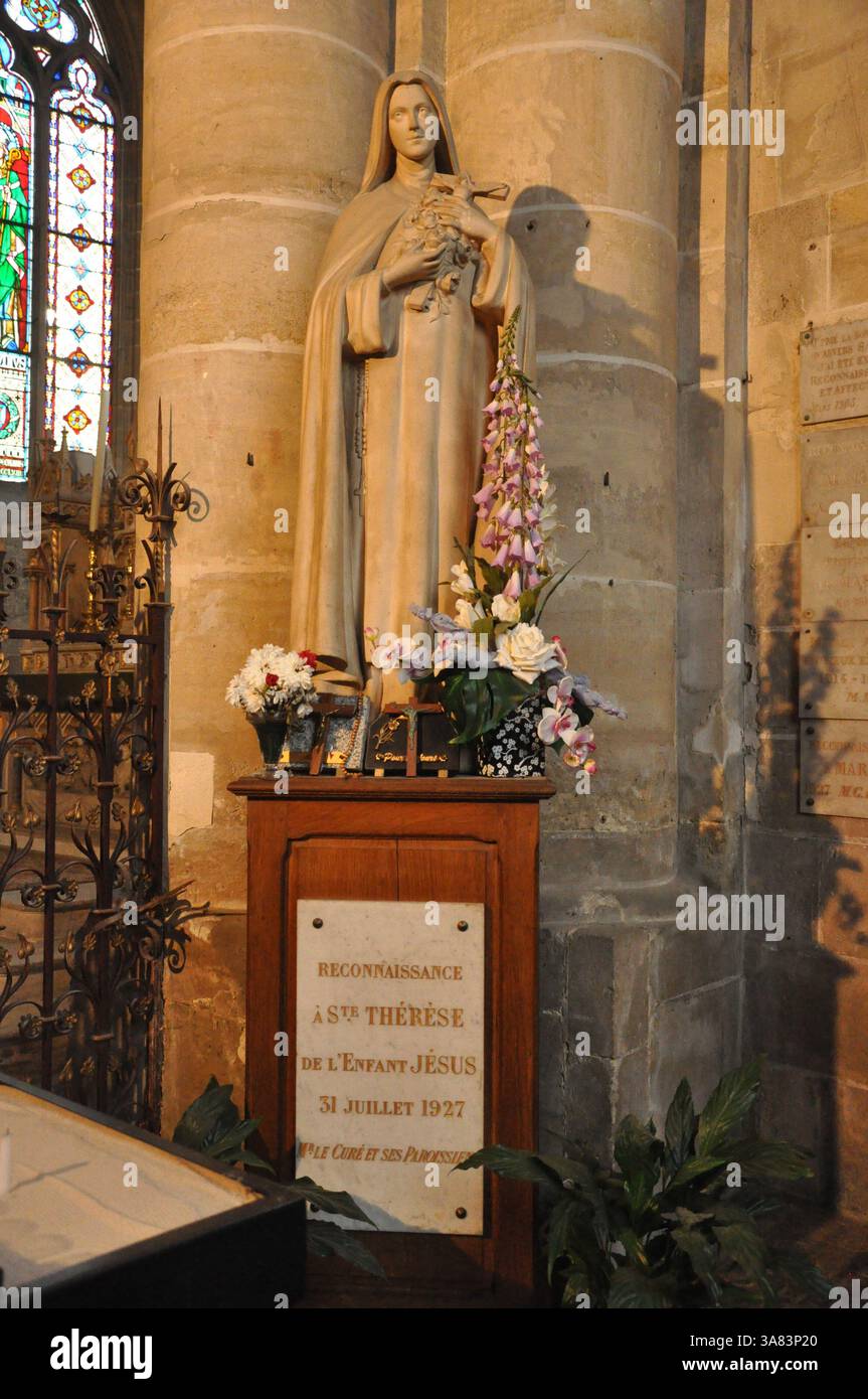 Santa Teresa di Gesù: Una Sacra presenza nella Chiesa di Auvers-sur-Oise Foto Stock