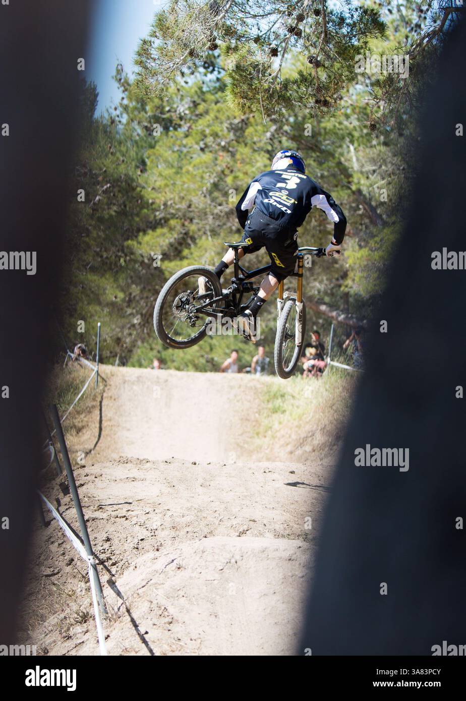 19 apr 2013 - Monterey, California, Stati Uniti - Gee Atherton pratica per l'evento Pro Downhill al Sea Otter Classic 2013 nei pressi di Monterey, parte del giro d'Italia Gran Fondo. (Immagine di credito: © Mike Albright/ZUMAPRESS.com) Foto Stock