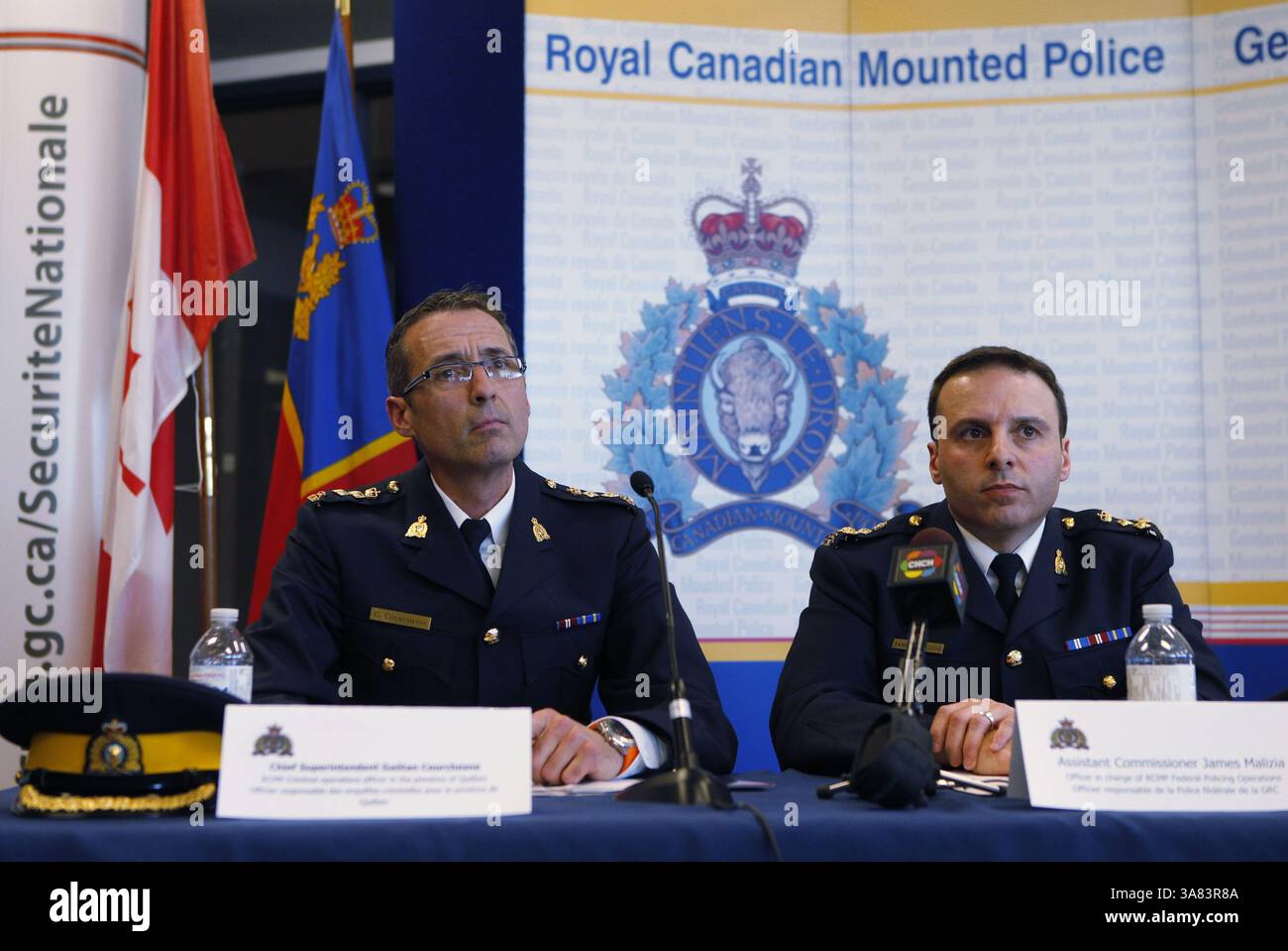 22 aprile 2013 - Toronto, Ontario, Canada - la Royal Canadian Mounted Police ha annunciato lunedì che hanno ostacolato un piano per far deragliare un treno passeggeri tra New York e Toronto. L'RCMP ha dichiarato di aver arrestato due sospettati che hanno avuto l'aiuto di "elementi di al Qaeda che vivono in Iran". Alla conferenza stampa sono intervenuti (L-R) il sovrintendente capo della RCMP GAETAN COURCHESNE e il Commissario aggiunto JAMES MALIZIA. (Immagine di credito: © Christopher Drost/SHIFT digital/ZUMAPRESS.com) Foto Stock