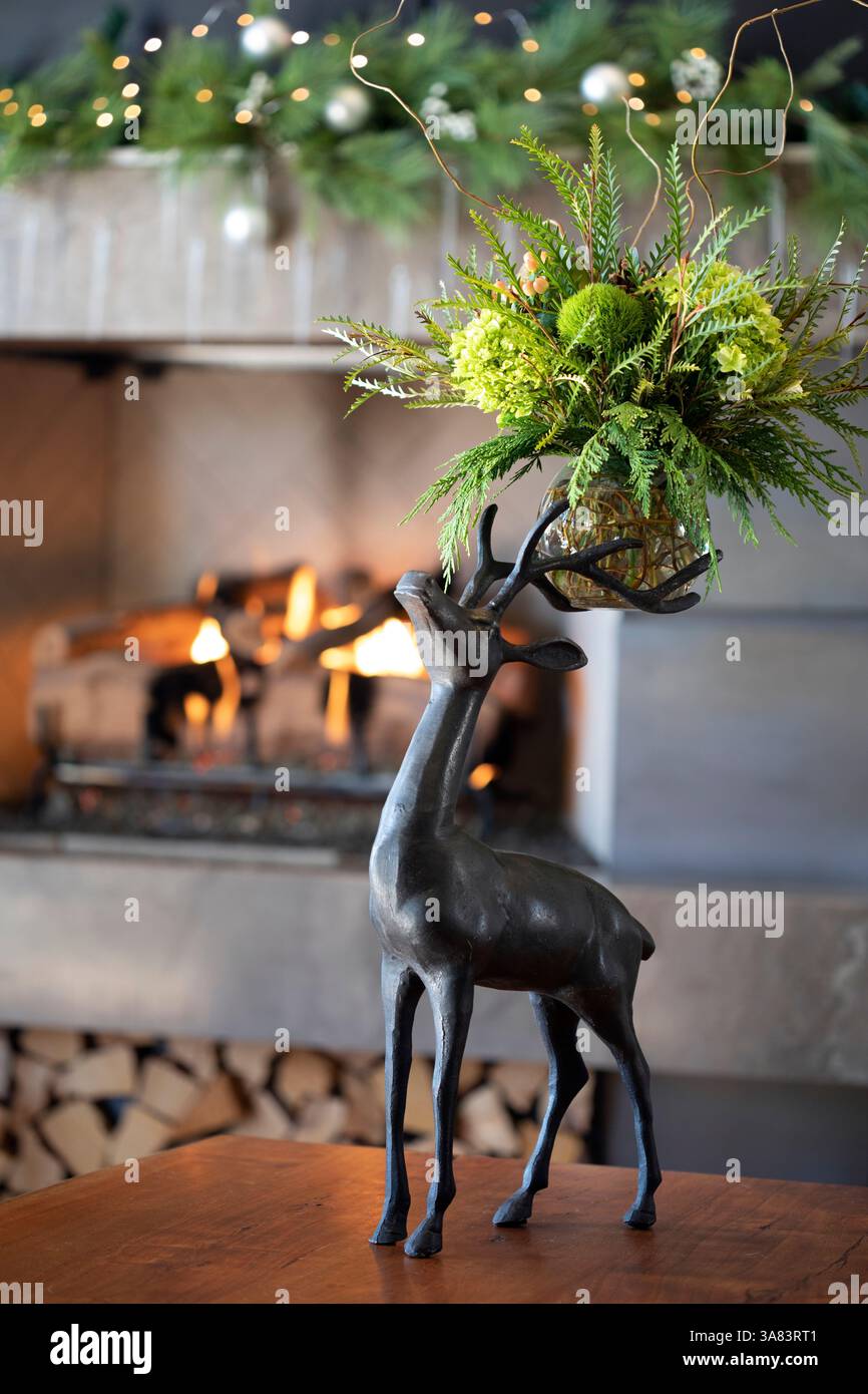 Dettagli dell'arredamento natalizio con statuetta di cervo Foto Stock