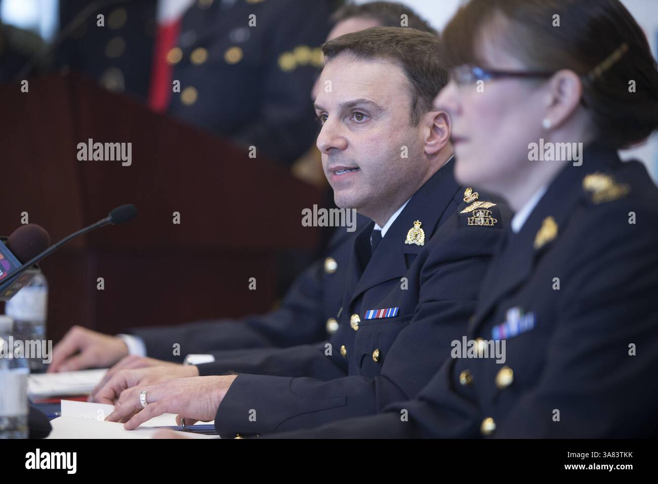 22 aprile 2013 - Toronto, Ontario, Canada - funzionari della Royal Canadian Mounted Police (RCMP) annunciano che due uomini sono stati arrestati e affrontano molteplici accuse in concomitanza con un attacco presumibilmente pianificato contro New York > Toronto VIA ferrovia. L'assistente Commissario dell'RCMP JAMES MALIZIA (al centro) ha sottolineato che non vi era alcuna minaccia imminente per il pubblico, e che il significato dell'arresto di todayâ sta nel sostegno che i sospettati hanno ricevuto â gli elementi di œfrom al Qaeda situati in Iran.â€ Chiheb Esseghaier (30, Montreal) e Raed Jaser (35, Toronto) sono soggetti a molteplici accuse Foto Stock