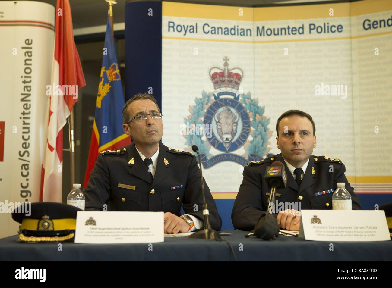 22 aprile 2013 - Toronto, Ontario, Canada - RCMP Capo sovrintendente GAÃTAN COURCHESNE e Assistente Commissario RCMP JAMES MALIZIA ascoltano le domande della stampa dopo che la Royal Canadian Mounted Police (RCMP) ha annunciato che due uomini sono stati arrestati e affrontano molteplici accuse in concomitanza con un attacco che avrebbero pianificato contro New York > Toronto VIA ferrovia. I funzionari hanno sottolineato che non vi era alcuna minaccia imminente per il pubblico e che il significato dell'arresto di todayâ sta nel sostegno che i sospettati hanno ricevuto â elementi œfrom al Qaeda situati in Iran.â Chiheb Esseghaie Foto Stock