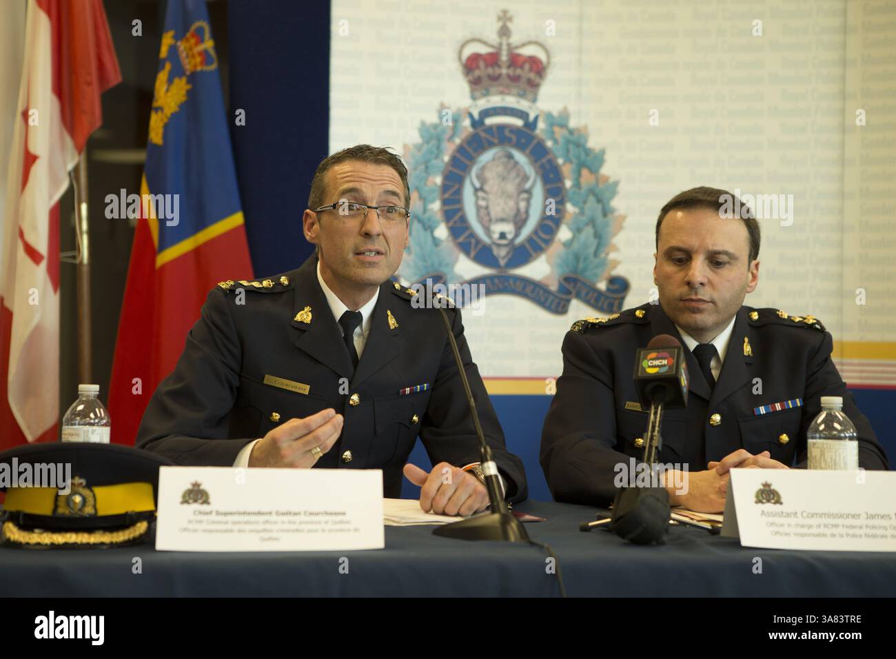 22 aprile 2013 - Toronto, Ontario, Canada - il sovrintendente capo RCMP GAÃ TAN COURCHESNE e l'Assistente Commissario RCMP JAMES MALIZIA rispondono alle domande della stampa dopo che la Royal Canadian Mounted Police (RCMP) ha annunciato che due uomini sono stati arrestati e affrontano molteplici accuse in concomitanza con un attacco che avrebbero pianificato contro New York > Toronto VIA ferrovia. I funzionari hanno sottolineato che non vi era alcuna minaccia imminente per il pubblico e che il significato dell'arresto di todayâ€ ™ risiede nel sostegno che i sospettati hanno ricevuto elementi œfrom€ â al Qaeda situati in Iran.â€ Chiheb Esseghai Foto Stock