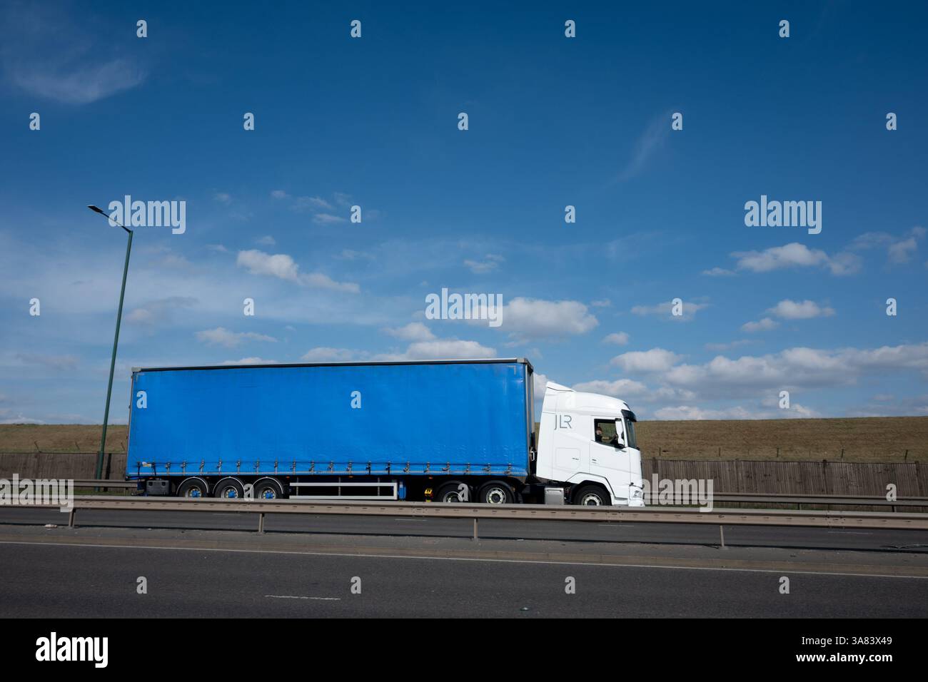 Autocarro Jaguar Land Rover sulla A45, Elmdon, Birmingham, Regno Unito Foto Stock