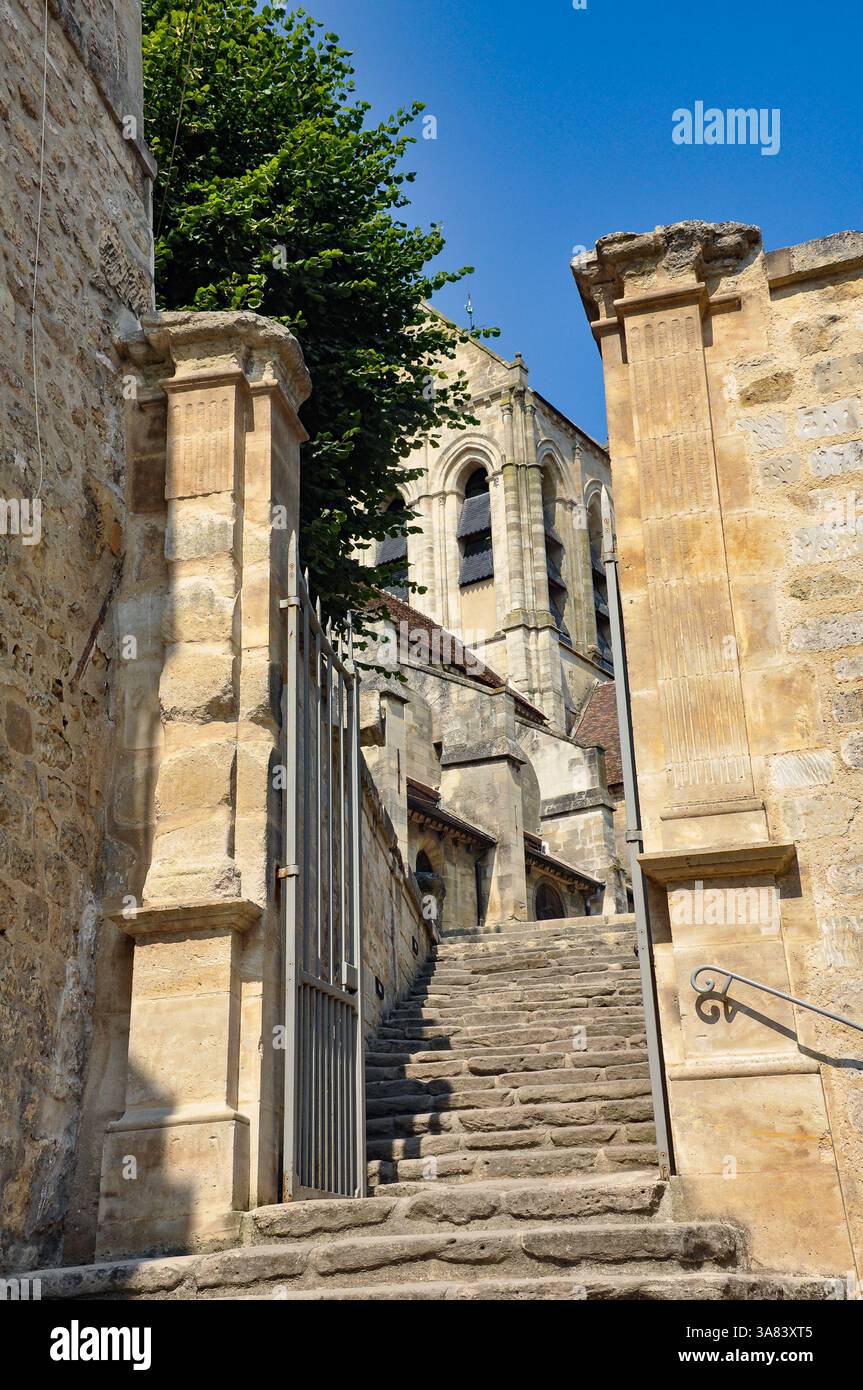 Scala che porta alla chiesa di Auvers-sur-Oise Foto Stock