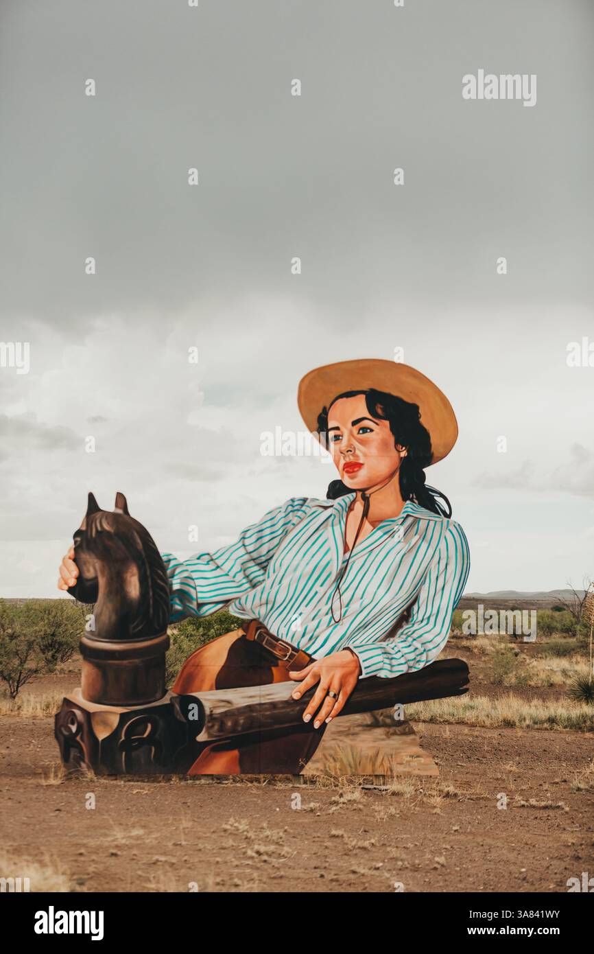 Ritaglio tributo a Elizabeth Taylor da Giant vicino a Marfa, Texas. Foto Stock