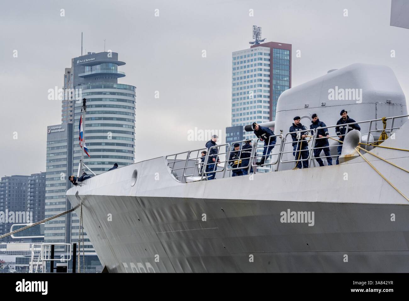 ROTTERDAM - nave della Marina ZR.MS Tromp mentre ormeggia al Parkkade di Rotterdam. La nave della NATO Fleet Alliance Standing NATO Maritime Group 1 (SNMG1) ormeggia nella città portuale per motivi logistici. ANP FRANK DE ROO netherlands Out - belgio Out Foto Stock