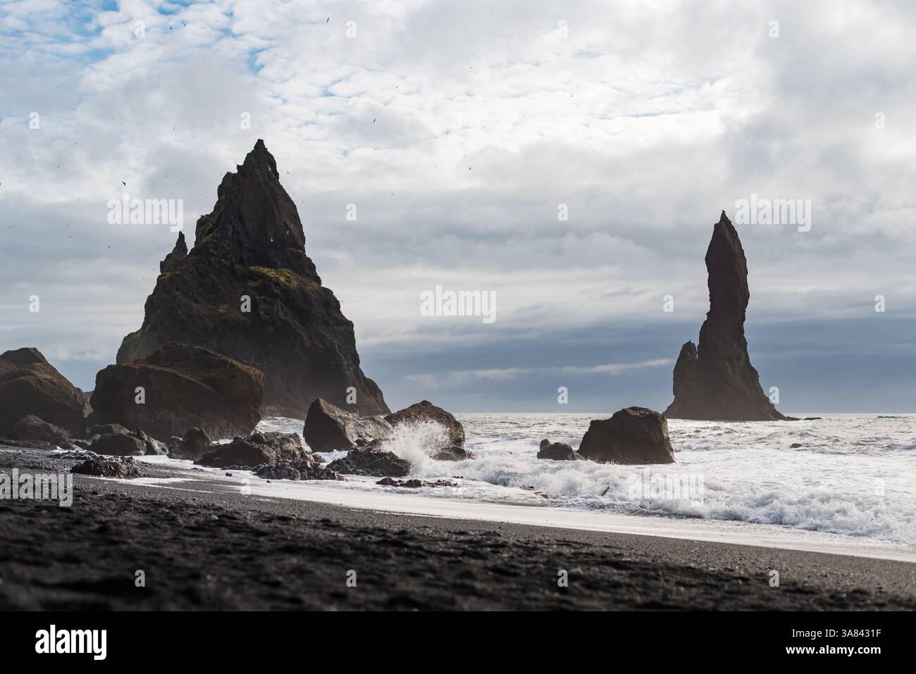 Reynisdrangar, fondali di basalto lungo la spiaggia di sabbia nera in Islanda Foto Stock