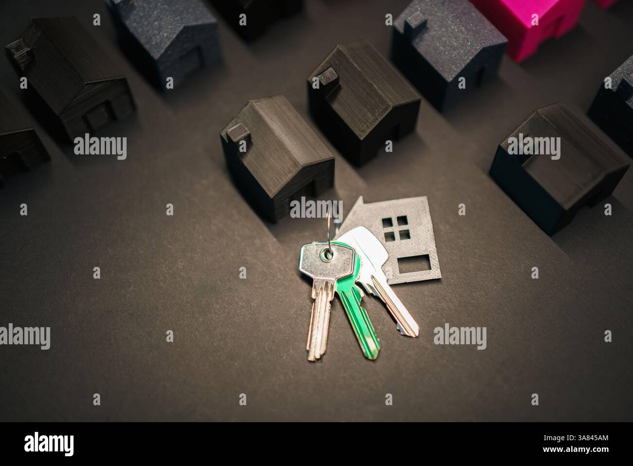 chiave della porta nuovo modello del distretto immobiliare della casa sfondo scuro modello di presentazione modello spazio di copia Foto Stock