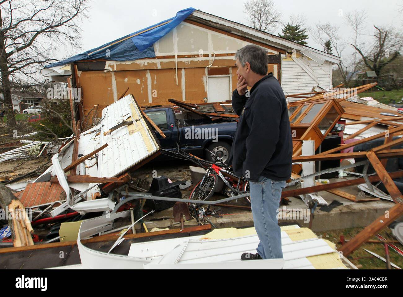 11 aprile 2013 - St. Louis, Missouri, Stati Uniti - ALAN BESAW osserva i danni al suo garage e camion nella sua casa in Townhouse Lane, sobborgo di Hazelwood. Forti tempeste colpirono il Midwest con pioggia, neve e forti venti. (Immagine di credito: © Laurie Skrivan/MCT/ZUMAPRESS.com) Foto Stock