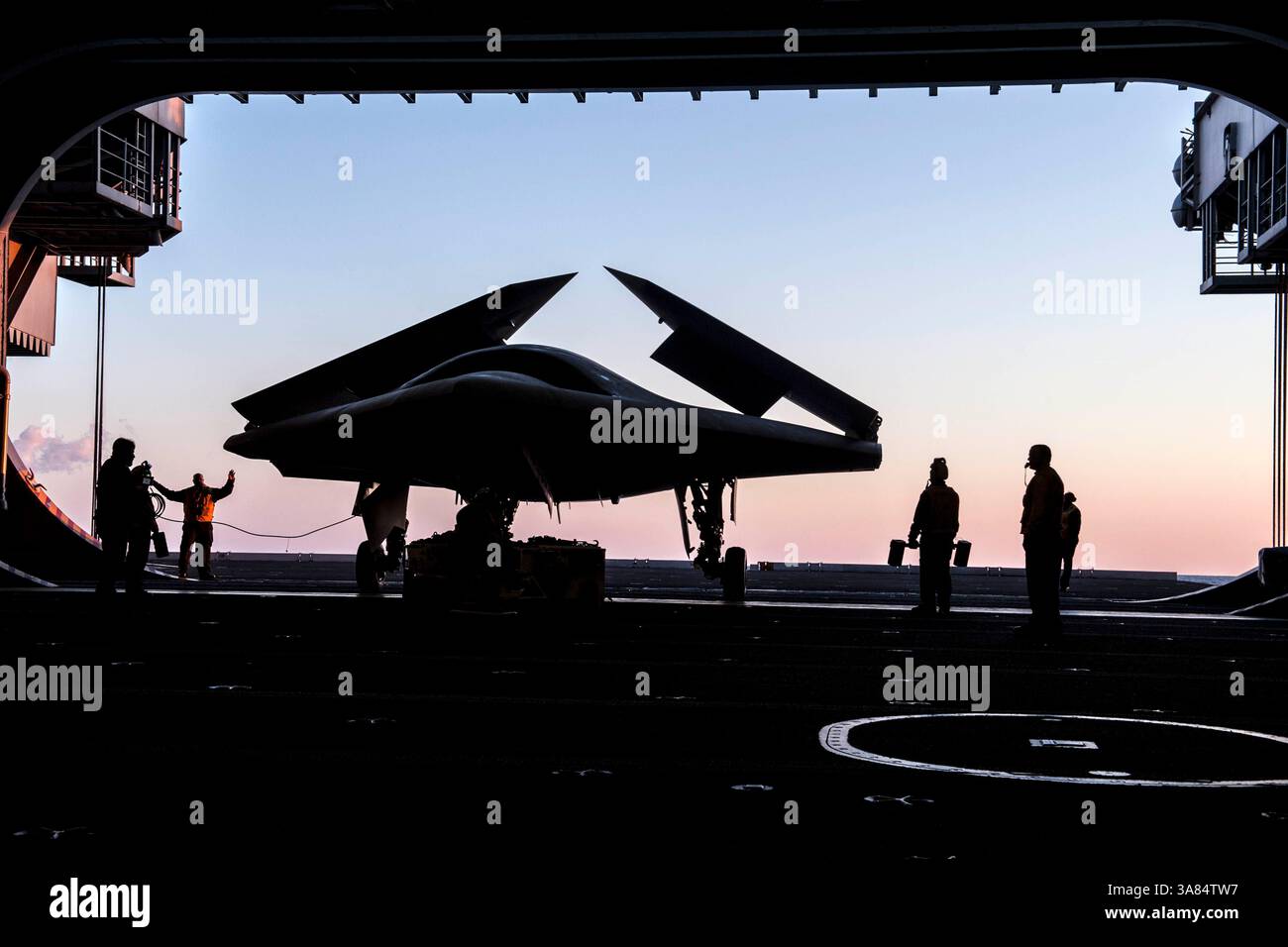 14 maggio 2013 - Oceano Atlantico - un dimostratore X-47B Unmanned Combat Air System (UCAS) viene caricato su un ascensore aereo a bordo della portaerei USS George H.W. Bush (CVN 77). George H.W. Bush dovrebbe essere la prima portaerei a catapultare un aereo senza equipaggio dal suo ponte di volo. (Immagine di credito: © Michael Smevog/U.S. Navy/ZUMAPRESS.com) Foto Stock