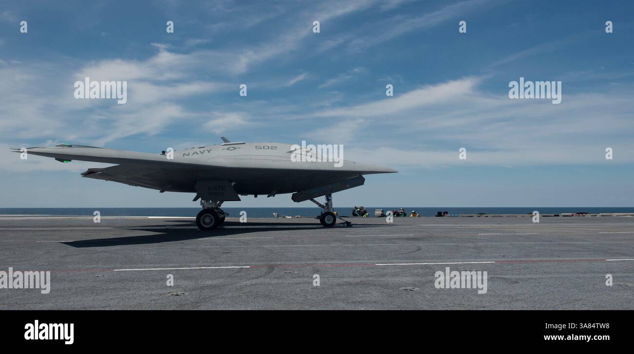 14 maggio 2013 - Oceano Atlantico - un dimostratore X-47B Unmanned Combat Air System (UCAS) viene lanciato dal ponte di volo della portaerei USS George H.W. Bush (CVN 77). George H.W. Bush è la prima portaerei a catapultare con successo un aereo senza equipaggio dal suo ponte di volo. (Immagine di credito: © Timothy Walter/U.S. Navy/ZUMAPRESS.com) Foto Stock