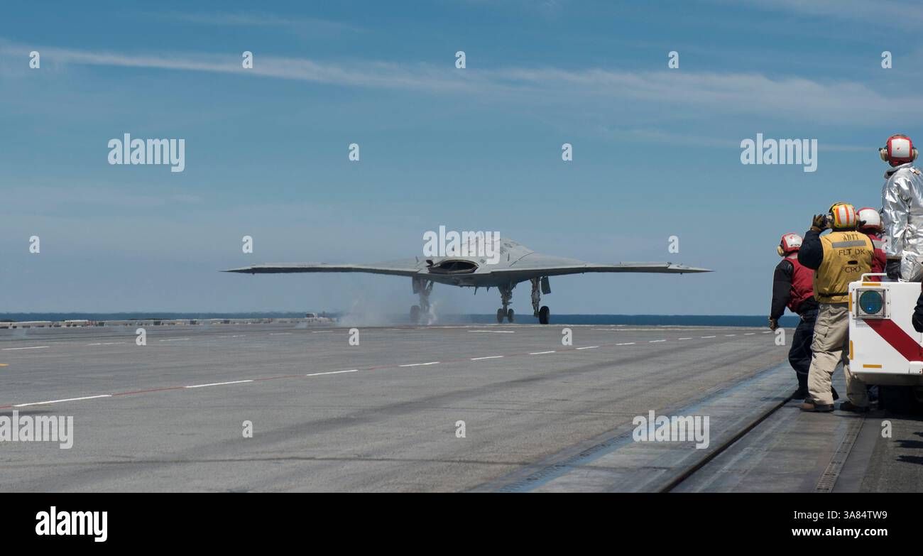 14 maggio 2013 - Oceano Atlantico - un dimostratore X-47B Unmanned Combat Air System (UCAS) viene lanciato dal ponte di volo della portaerei USS George H.W. Bush (CVN 77). George H.W. Bush è la prima portaerei a catapultare con successo un aereo senza equipaggio dal suo ponte di volo. (Immagine di credito: © Timothy Walter/U.S. Navy/ZUMAPRESS.com) Foto Stock