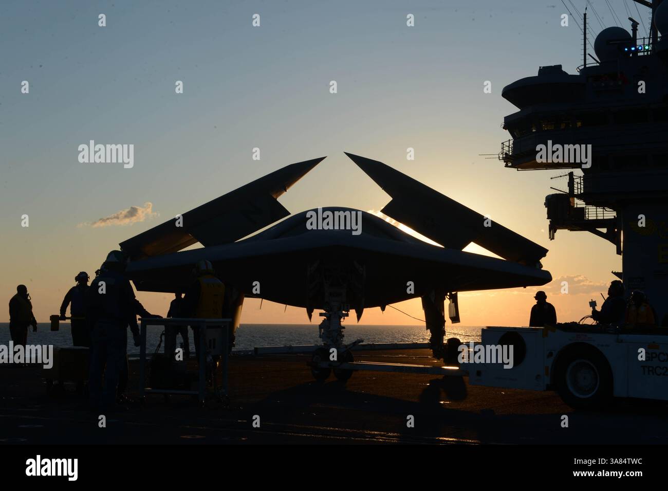 14 maggio 2013 - Oceano Atlantico - un dimostratore X-47B Unmanned Combat Air System (UCAS) viene trainato sul ponte di volo della portaerei USS George H.W. Bush (CVN 77). George H.W. Bush dovrebbe essere la prima portaerei a catapultare un aereo senza equipaggio dal suo ponte di volo. (Immagine di credito: © Timothy Walter/U.S. Navy/ZUMAPRESS.com) Foto Stock