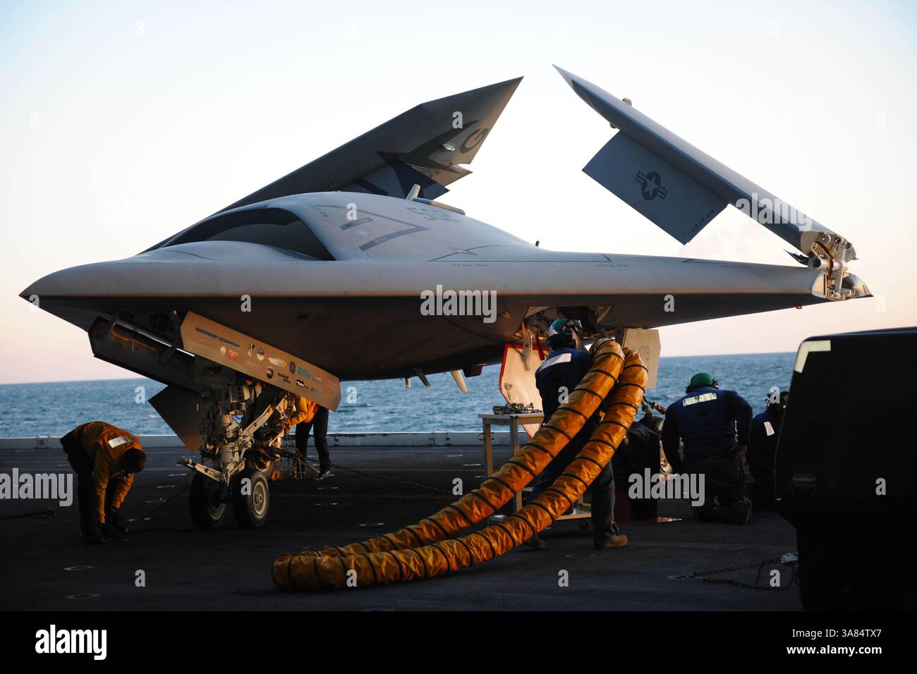 14 maggio 2013 - Oceano Atlantico - un dimostratore X-47B Unmanned Combat Air System (UCAS) viene caricato su un ascensore aereo a bordo della portaerei USS George H.W. Bush (CVN 77). George H.W. Bush dovrebbe essere la prima portaerei a catapultare un aereo senza equipaggio dal suo ponte di volo. (Immagine di credito: © Joshua Card/U.S. Navy/ZUMAPRESS.com) Foto Stock