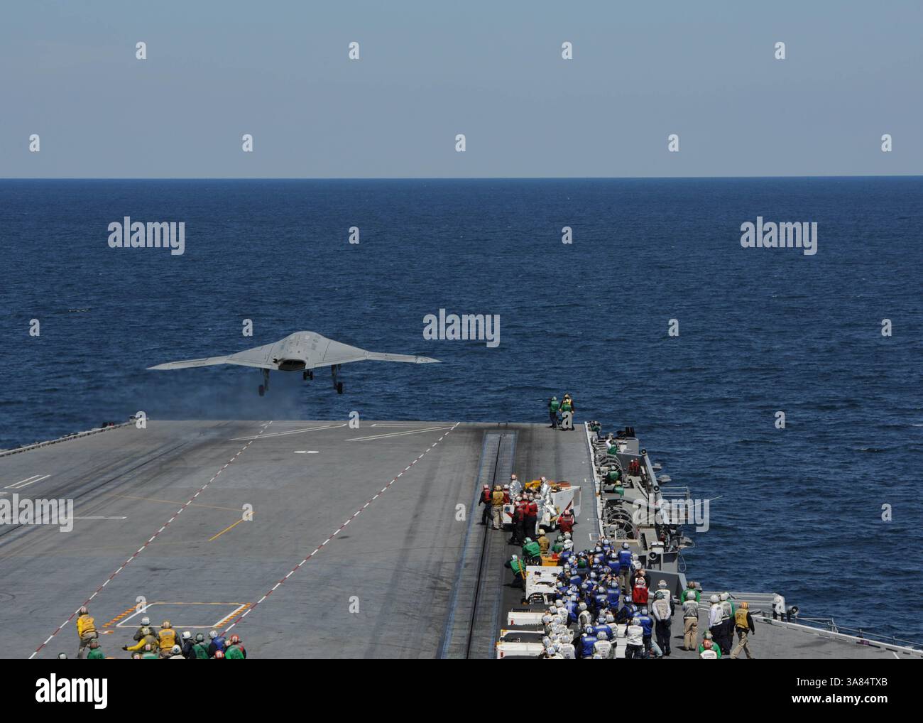 14 maggio 2013 - Oceano Atlantico - un dimostratore X-47B Unmanned Combat Air System (UCAS) viene lanciato dal ponte di volo della portaerei USS George H.W. Bush (CVN 77). George H.W. Bush è la prima portaerei a catapultare con successo un aereo senza equipaggio dal suo ponte di volo. (Immagine di credito: © MC2 Joshua Horton/U.S. Navy/ZUMAPRESS.com) Foto Stock