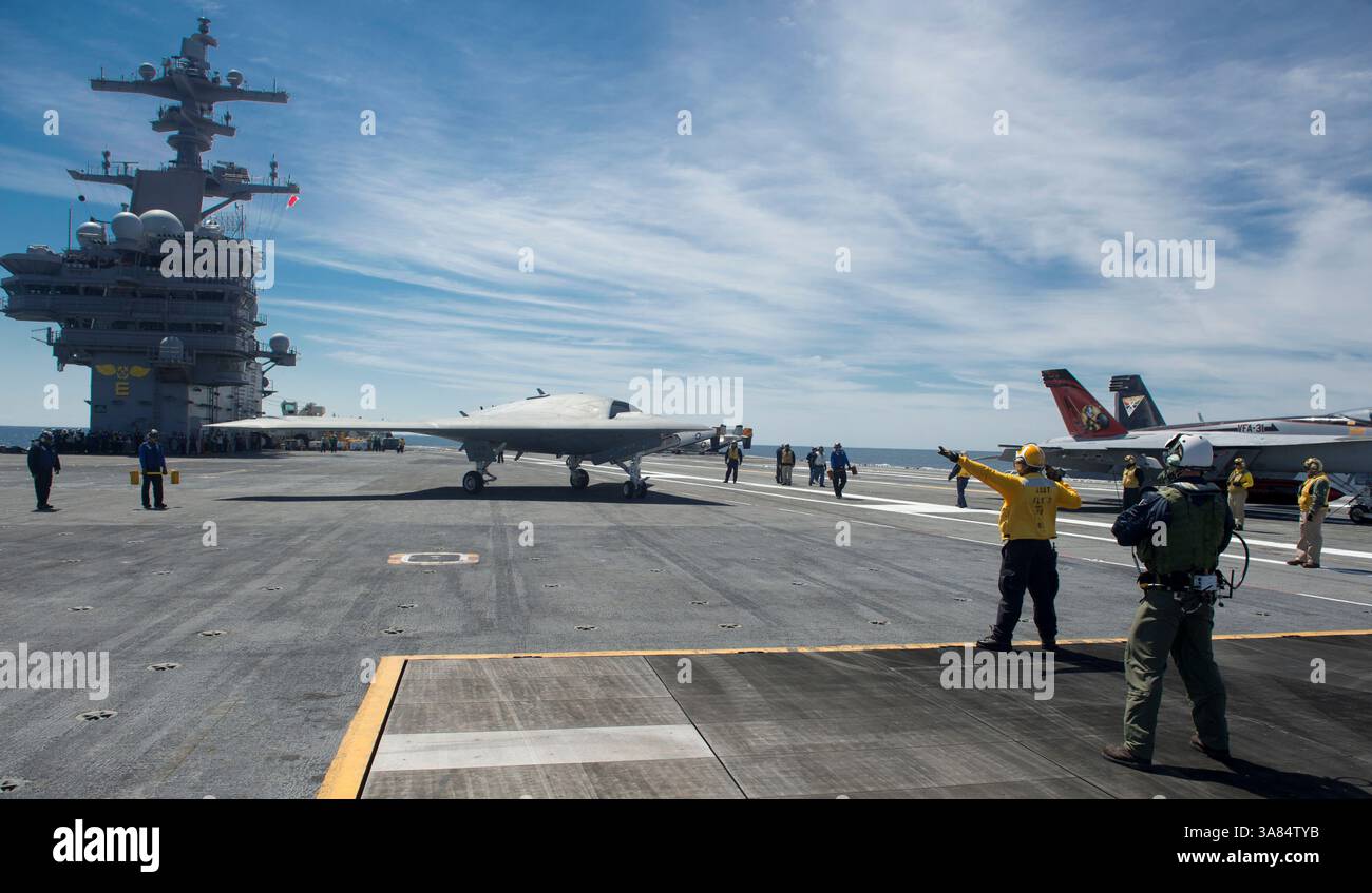 14 maggio 2013 - Oceano Atlantico - un X-47B Unmanned Combat Air System (UCAS) dimostratori taxi sul ponte di volo della portaerei USS George H.W. Bush (CVN 77). George H.W. Bush dovrebbe essere la prima portaerei a catapultare un aereo senza equipaggio dal suo ponte di volo. (Immagine di credito: © Timothy Walter/U.S. Navy/ZUMAPRESS.com) Foto Stock