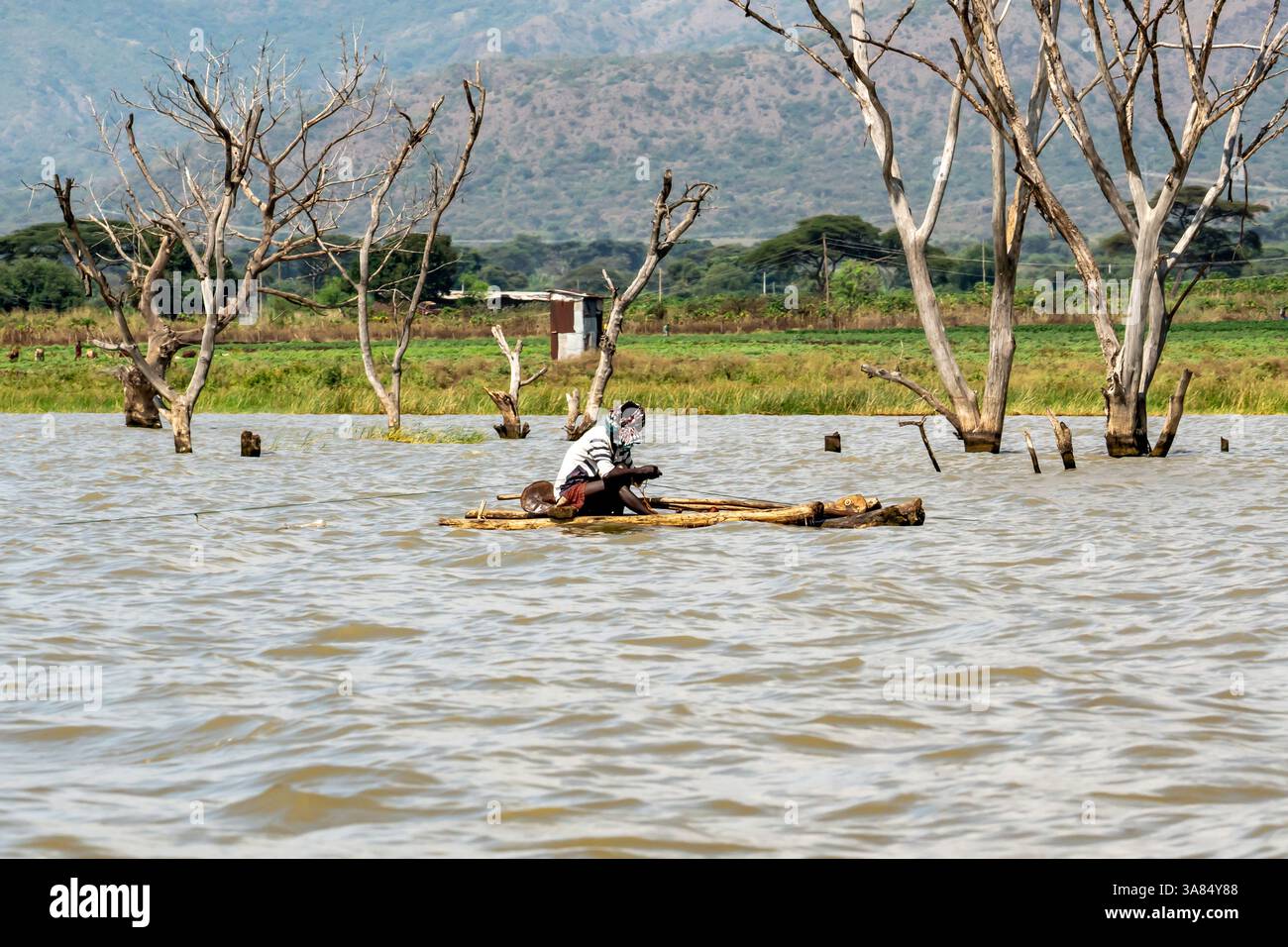 Etiopia, pescatore nella sua barca sul lago Chamo. 13 febbraio 2024 Foto Stock