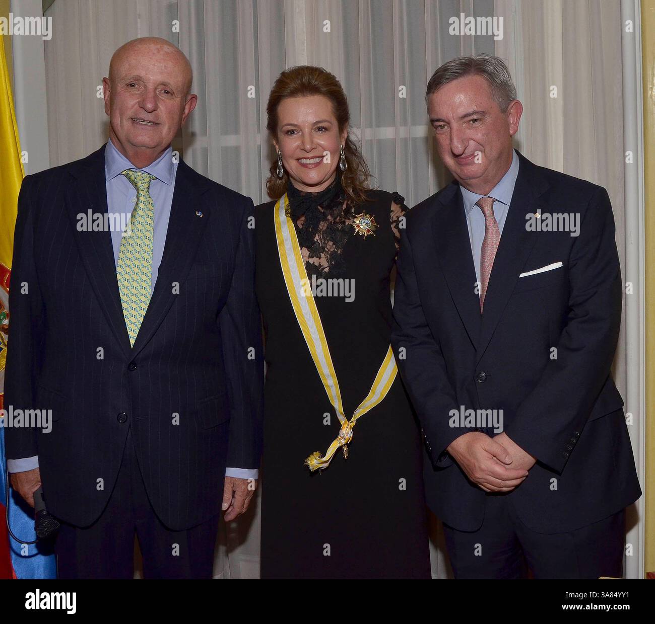 9 maggio 2013 - Bogota, Cundinamarca, Colombia - BogotÃ D.C., 08 de mayo de 2013 , en la casa del embajado de EspaÃ±a se lÃ±levÃ³ a cabo la imposiciÃ³n a NoemÃ­ sanÃ­n de la gran Cruz de Isabel la CatÃ³lica. EN la foto Nicolas martin cinto, noemi Sanin y Rafel DEscallar. Foto Diego Caucayo Correa (immagine di credito: © El Tiempo/GDA/ZUMAPRESS.com) Foto Stock